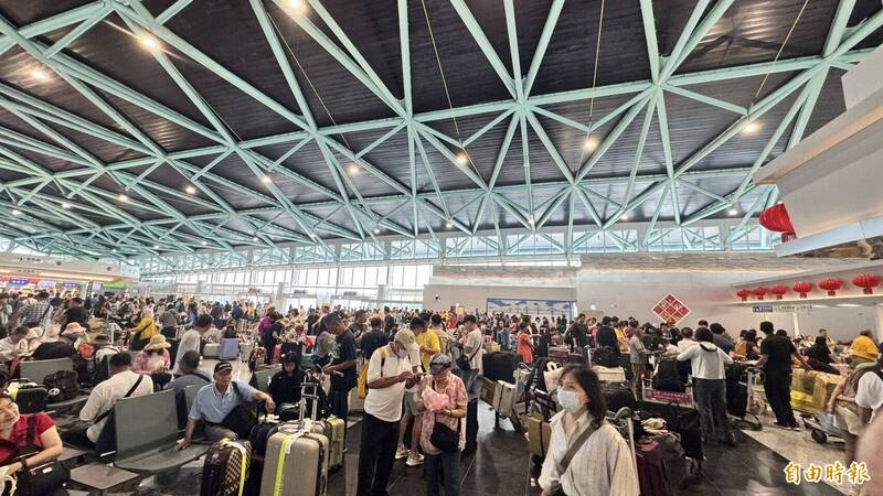 金門機場、碼頭旅客擠爆!交通部加開班船 警嚴查小三通水客