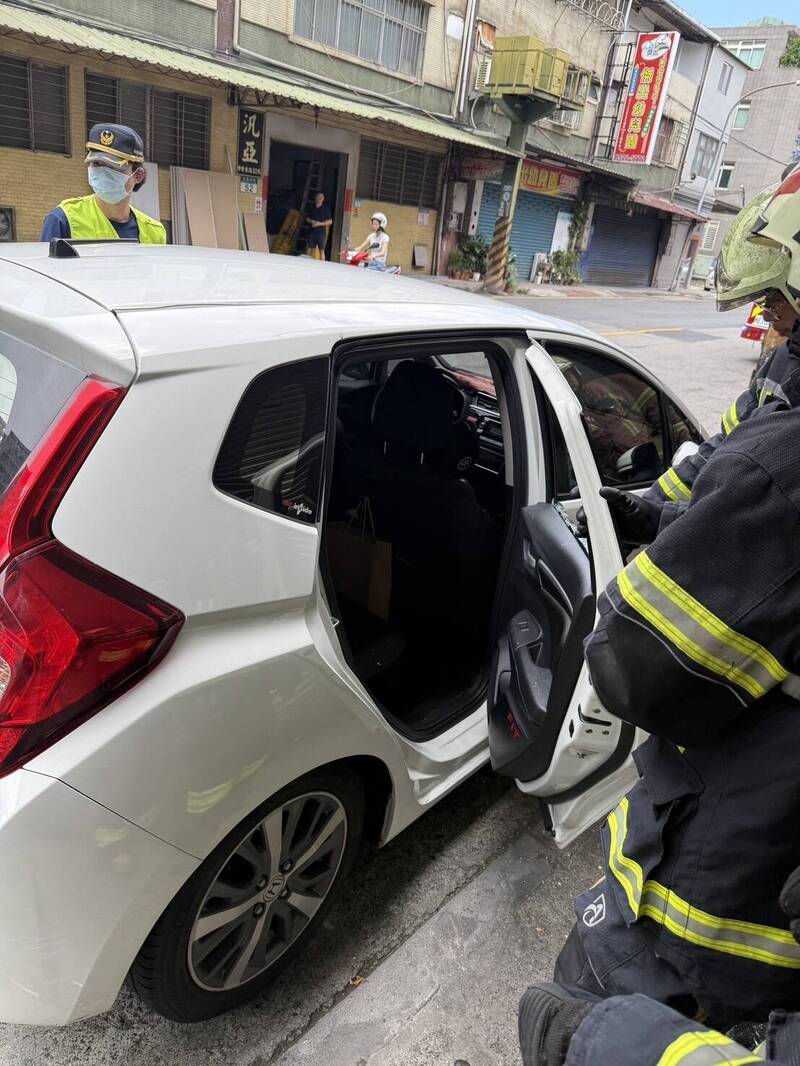 新莊1歲半女童玩鑰匙反鎖賓士車內 警消果斷破窗救人