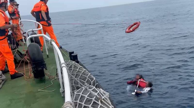 父子檔高雄外海釣魚落海 台南海巡雙艇火速神救援