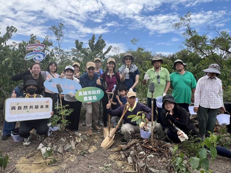 「生態樹島」對抗銀合歡入侵 復育原生植物守護半屏山
