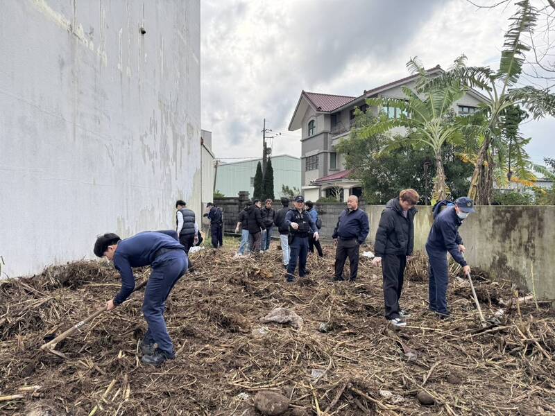 民眾1月間整地時發現骨骸後，警方動員多人在現場查找其他骨骸。（圖由警方提供）