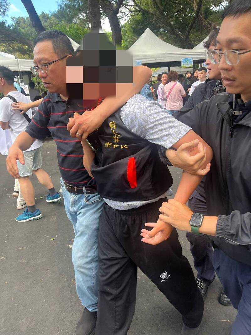 又來亂!民眾黨青年公園辦活動 網紅「吃屎哥」朝柯文哲擲蛋被壓制送辦
