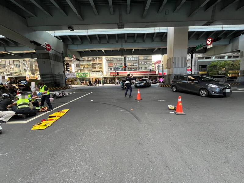 又是毒駕！男子新北路口猛倒車  機車姊妹遭捲車底妹妹傷重亡