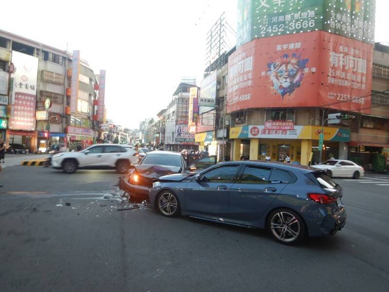 台中西屯傍晚驚險對撞!BMW左轉猛撞直行福斯 3人掛彩送醫