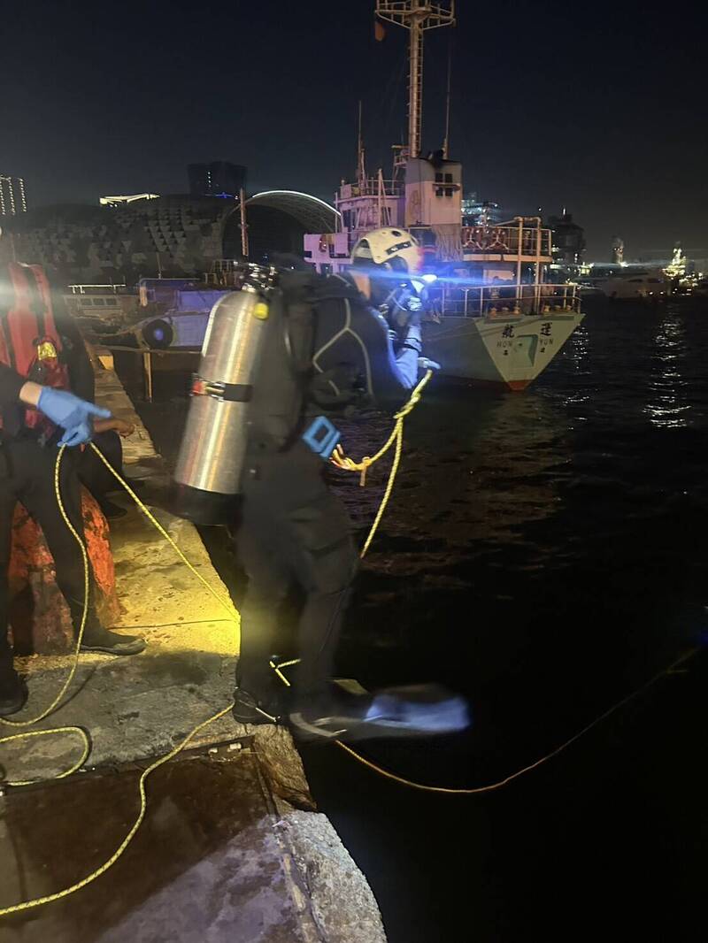 高雄港旅運中心碼頭 驚傳遊客落海