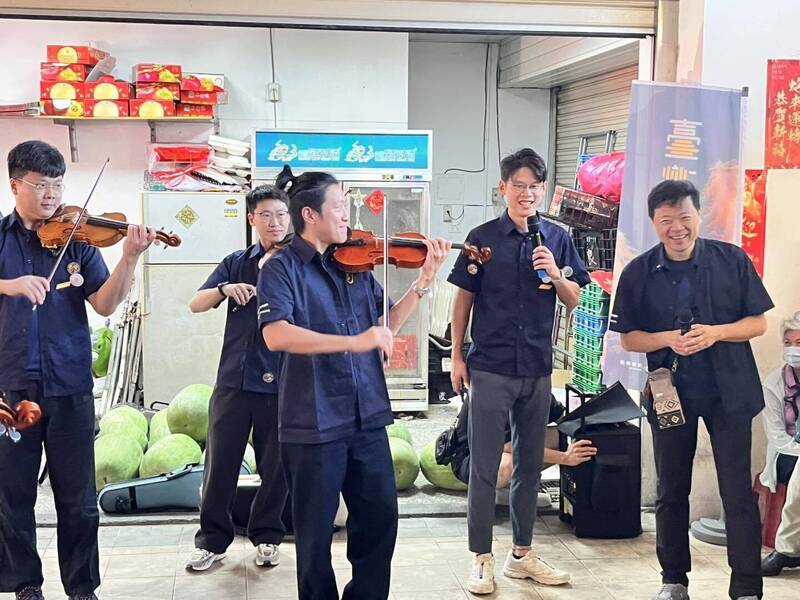 蔡明介回饋家鄉當「潮南」 聯發科攜手灣聲樂團公益行腳以饗屏東鄉親