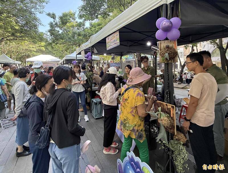 台灣國產藍莓大聯盟(MLB)週末假日舉辦農村市集派對。(記者蔡淑媛攝)。