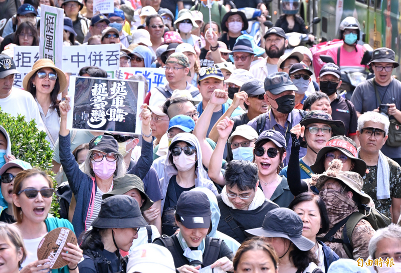 萬人無懼高溫上街「挺軍購救國防」 正妹喊:和平不能靠示弱換取