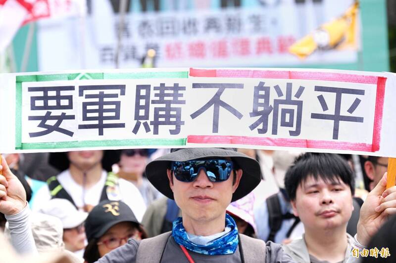 不畏37度高溫!8千人上街挺軍購救國防 怒轟藍白大砍預算