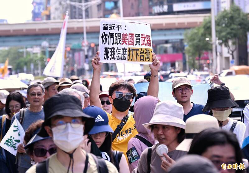 大批民眾頂著酷暑、汗水淋漓，高舉「拒絕一中併吞」、「和平靠實力，Say NO to China」、「護台灣、挺軍購」等手板。（記者方賓照攝）