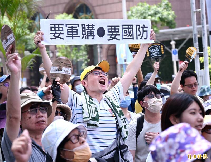 大批民眾頂著酷暑、汗水淋漓，高舉「拒絕一中併吞」、「和平靠實力，Say NO to China」、「護台灣、挺軍購」等手板，中華民國國旗、美國國旗、以及印有「台灣」綠色字樣的巨大旗幟並列。（記者方賓照攝）