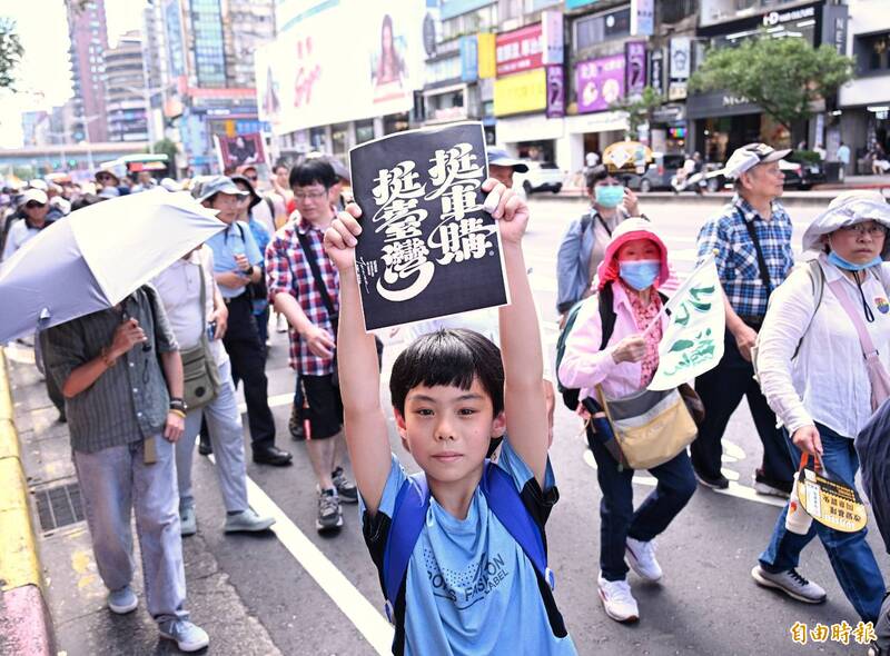 台灣公民陣線、台灣經濟民主連合等民間團體今（23日）發起「真和平，要國防」遊行活動，不畏北市高溫37度的烈日當空，逾8000人挺身湧入遊行行列，沿路高呼「挺軍購、救國防」等口號。（記者方賓照攝）