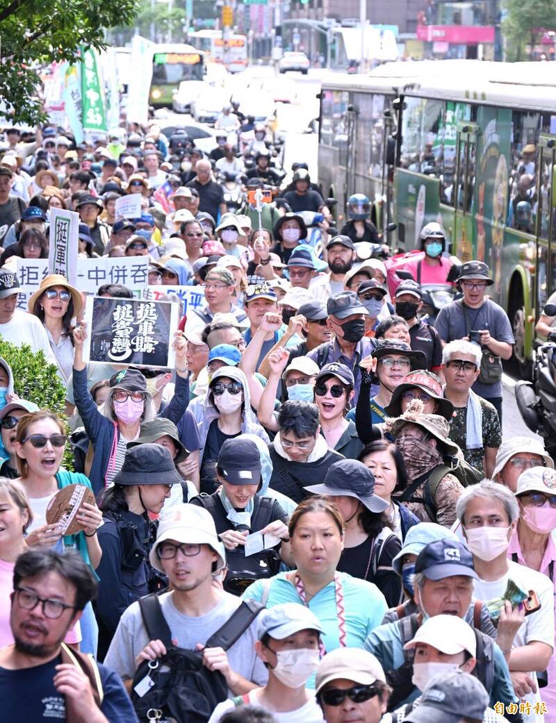 立法院25日將審軍購特別預算案，台灣公民陣線、台灣經濟民主連合等民間團體今（23日）發起「真和平，要國防」遊行活動，不畏北市高溫37度的烈日當空，逾8000人挺身湧入遊行行列，沿路高呼「挺軍購、救國防」等口號。（記者方賓照攝）