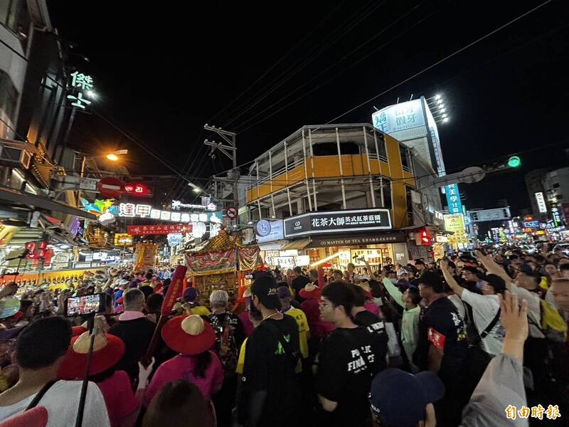 苗栗「山邊媽祖」逢甲夜市賜福 信眾搶獻花打架、推擠尖叫聲四起