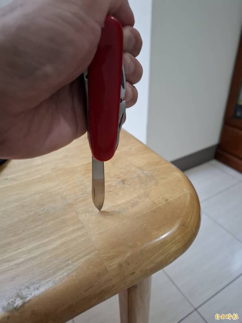 不滿主管糾正 知名健身俱樂部教練刀插桌PO網恐嚇下場出爐…