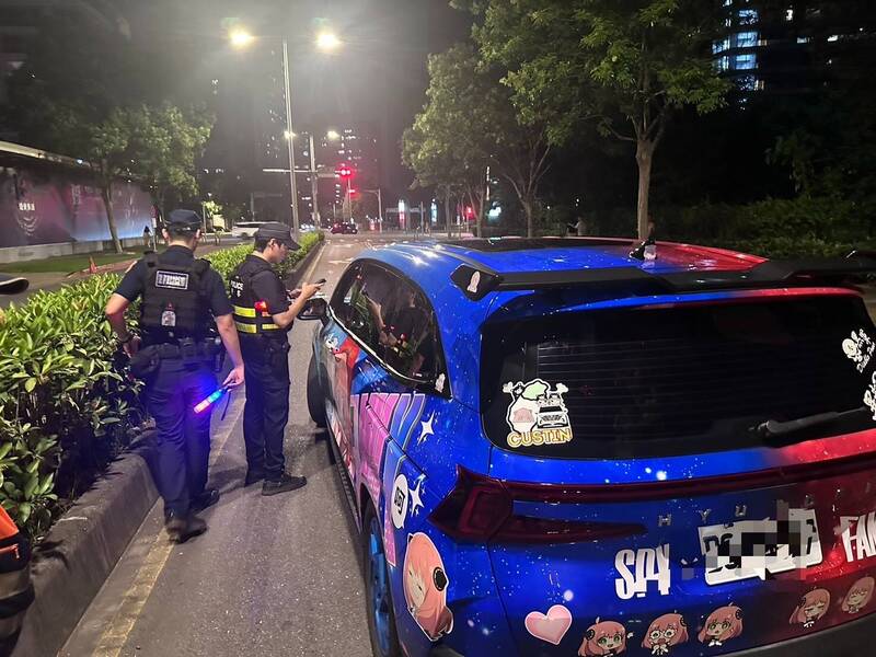GT尾翼改裝囂張夜聚 板橋警方甕中捉鱉攔檢235車開罰57件