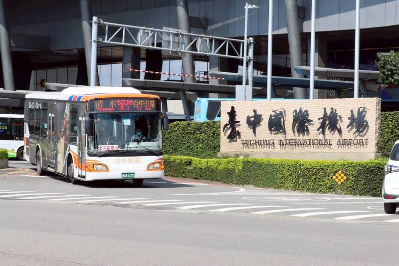 台中女乘客疑似身體不適 駕駛陳子正停車背負至診所感動所有乘客