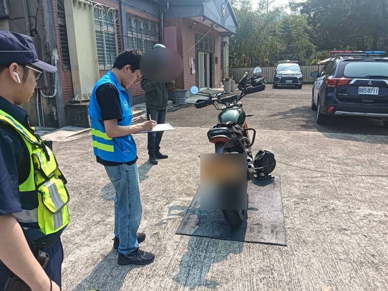 百萬杜卡迪聲浪飆102分貝超標 大溪警聯手環警稽查依法告發