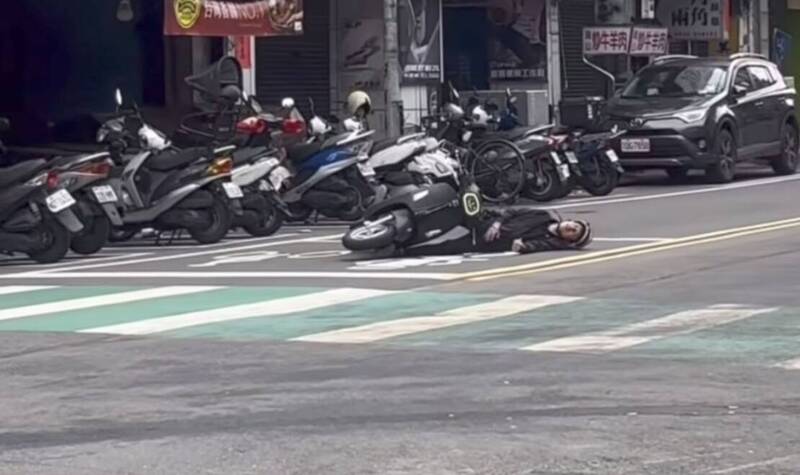 又見街頭「喪屍」！桃園騎士突倒路中狂抖  警搜出喪屍煙彈送辦