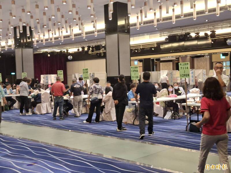 中市民進黨員因投票所近百貨公司怕塞車 一大早就去投票