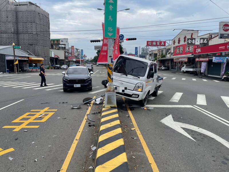 睡著了?彰化小貨車失控直衝分隔島 駕駛輕傷送醫