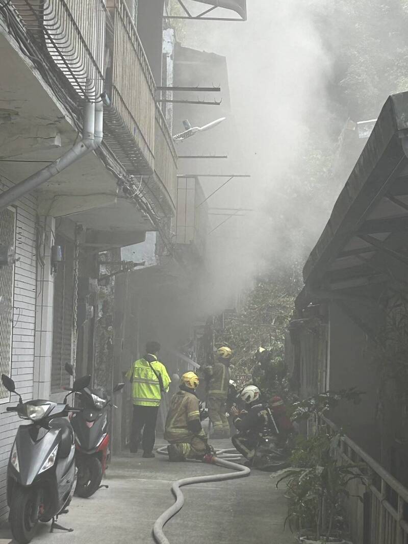 基隆民宅火警濃煙竄天 消防員破門射水灌救