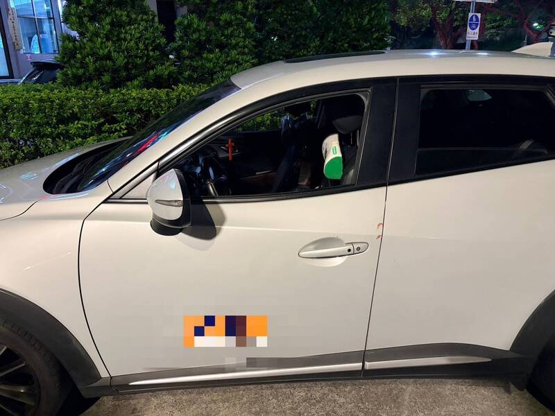 機車騎士被按喇叭「路怒症」發作 當街拿安全帽砸破計程車車窗