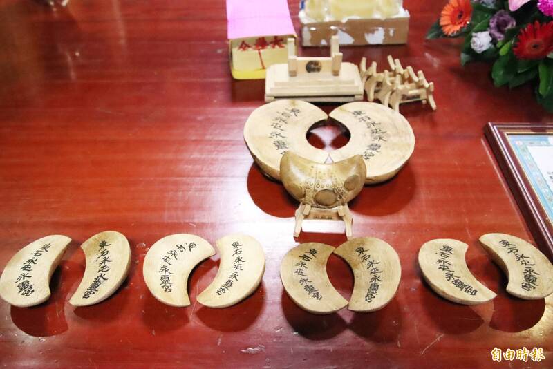 東石永靈宮新建金爐、中營 大師黃奕薰贈珍貴竹頭筊