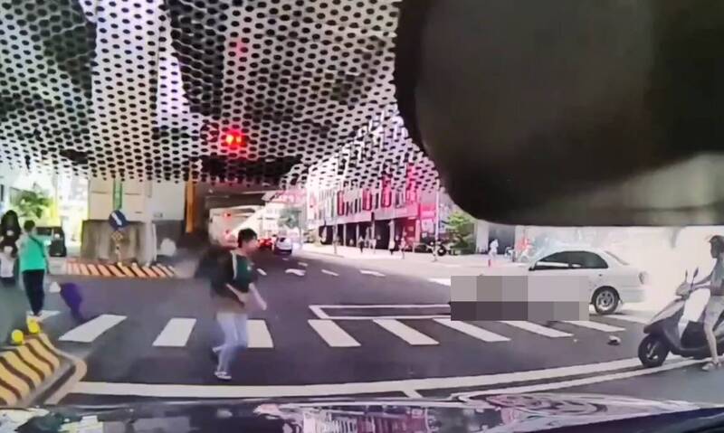 中和毒駕奪命畫面曝!姊妹天人永隔 女急抱孩子躲過一劫