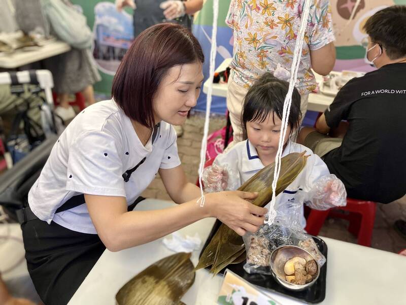 50元銅板價DIY包肉粽 「神農市集」湧人潮