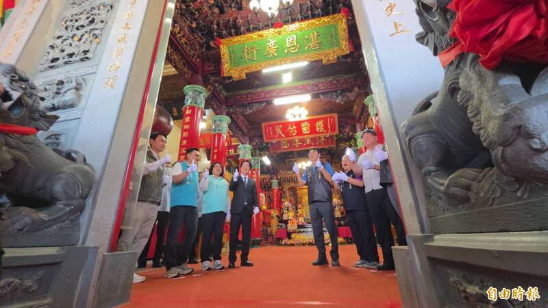 賴清德總統（左四）今天上午到嘉市王靈宮五顯帝廟參拜並贈匾。（記者丁偉杰攝）