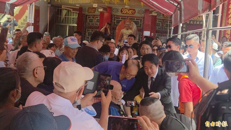 賴總統化身「賴醫師」上前關心廟方陳姓監事身體狀況。（記者丁偉杰攝）