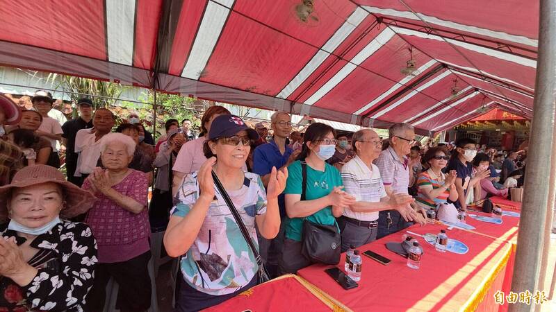 鄉親聚集在嘉市王靈宮廟埕聽賴總統說明各項施政成果與未來規劃。（記者丁偉杰攝）