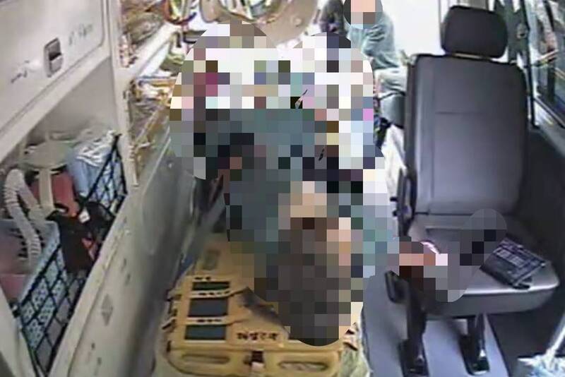 台3線獅潭段重機失控衝撞! 越南籍遊客觀戰「追焦」遭撞 騎士、遊客皆骨折