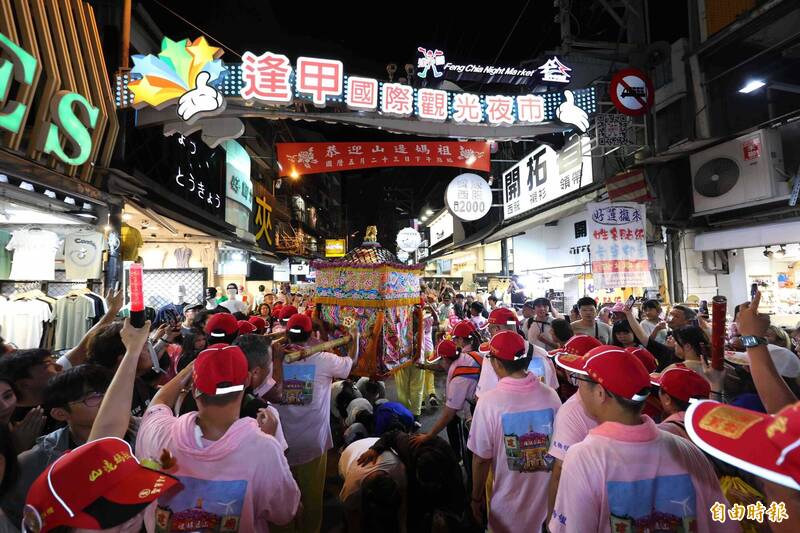 白沙屯山邊媽祖逛逢甲夜市擠爆 信眾高喊「媽祖我愛你」到凌晨