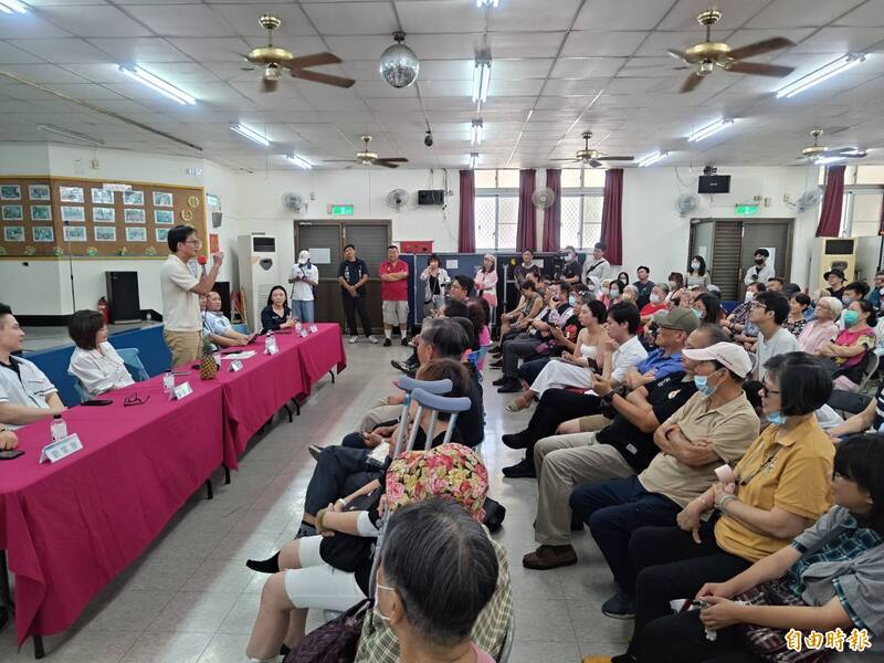 黃國昌嘆，民眾黨60歲以上支持度僅2%慘不忍睹，今天到高雄國貿社區宣講時請台下的長輩不吝指教。（記者王榮祥攝）