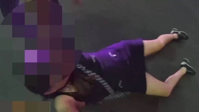 醉女癱倒路中2警無奈拖拉她上警車 網友:警察真辛苦