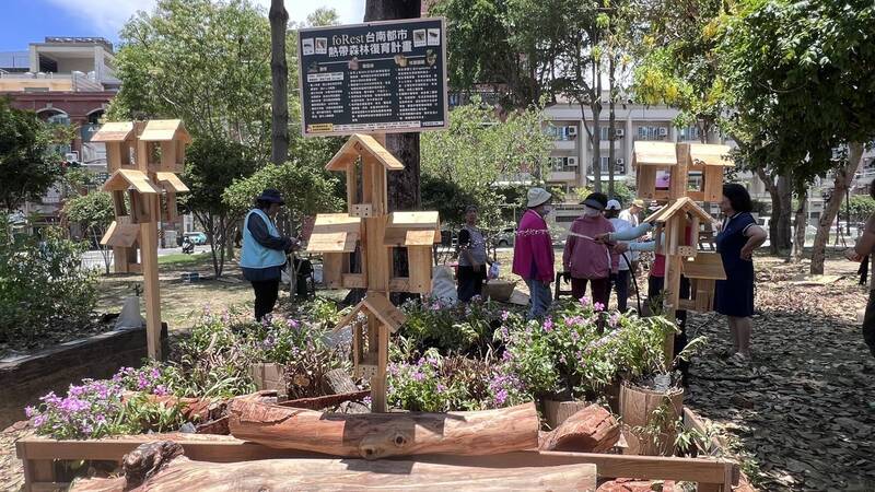 復育都市森林 闢建獨居蜂旅館、廢紙箱變身落葉膠囊