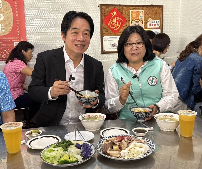 賴總統(左)今天一早由民進黨嘉義市長參選人王美惠(右)陪同品嚐魯熟肉等道地美食。(立委王美惠辦公室提供)