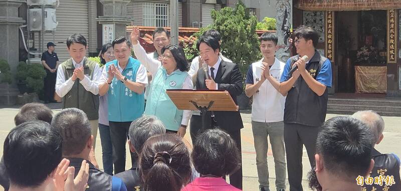賴總統(前排右二)今天到嘉市輔選民進黨嘉義市長參選人王美惠(前排右三)。(記者丁偉杰攝)