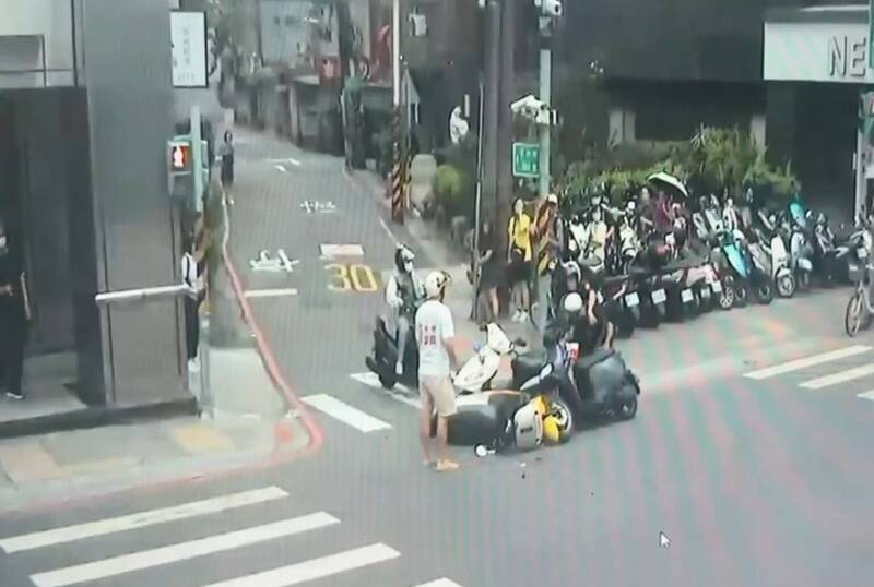 又見毒駕!拒檢逃1公里闖紅燈撞傷人 中和警壓制搜出喪屍煙彈