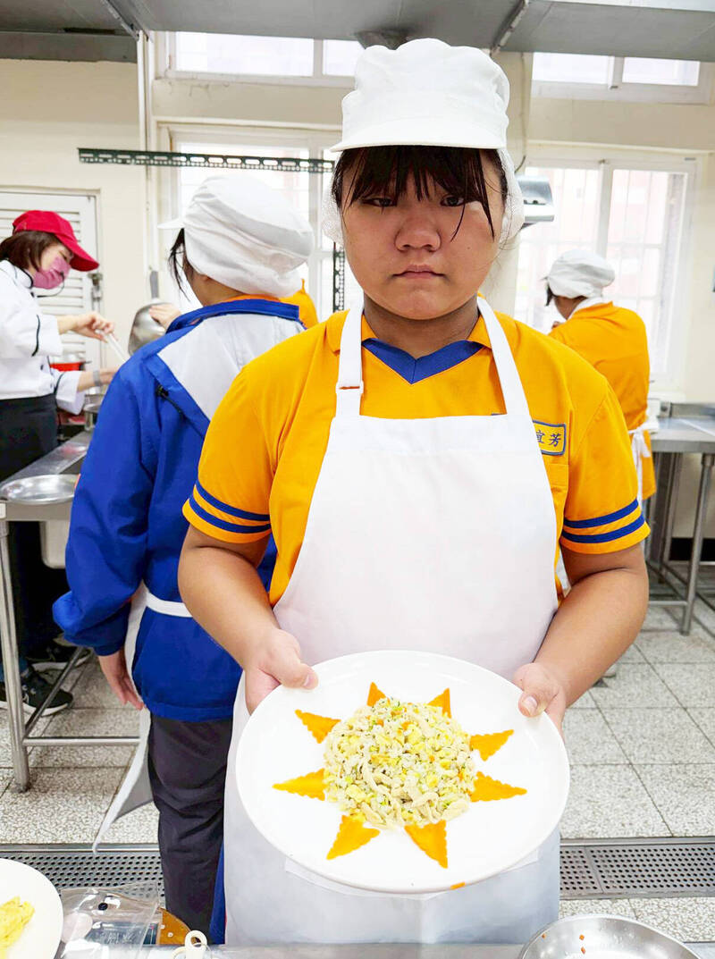 光明國中雙姝 中餐、烘焙賽稱霸桃園