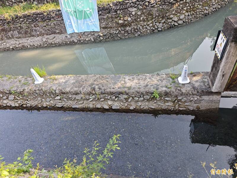 疑擾動取水!屏東二峰圳上游災修 明渠疑流出「黑糖水」