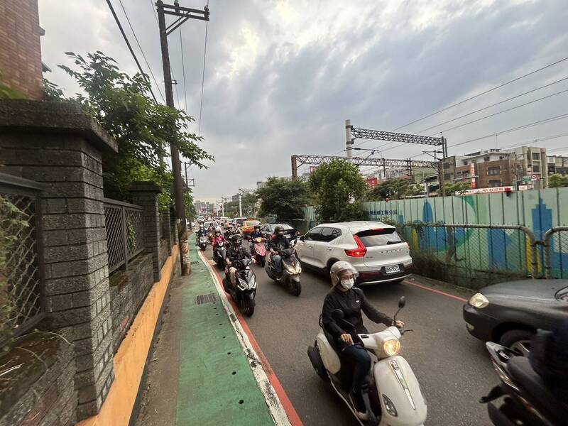 台鐵內壢站才進行切換工程、污水下水道工程又來?民代憂交通黑暗期