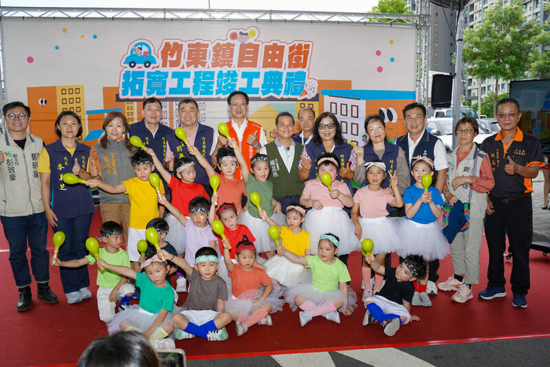 新竹縣竹東鎮二重地區自由街拓寬工程，改善交通瓶頸，兼顧交通分流、人行安全，近日完工啟用。 （竹東鎮公所提供）