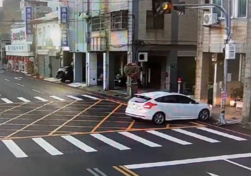不是休息站!他開車大馬路上狂睡50分鐘 酒測值狂飆0.82