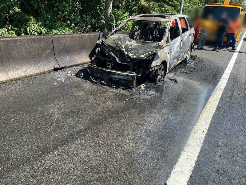 國1三義路段火燒車！67歲翁驚見「引擎冒煙」停路肩 瞬間變火球