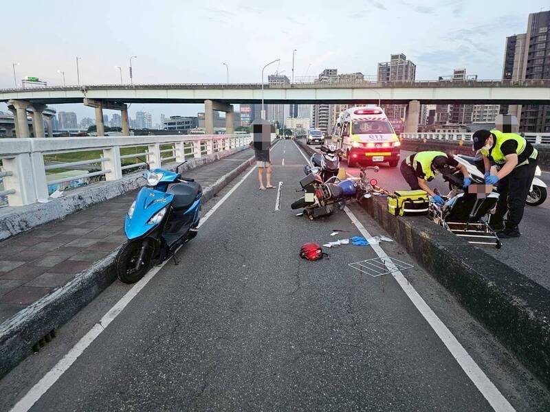 早起阿北逆向騎上三重重新橋 撞上騎士險翻落快車道