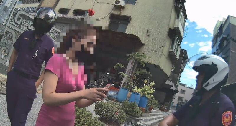 眼神被出賣！街頭長腿妹見警秒閃人一查果然是毒品通緝犯