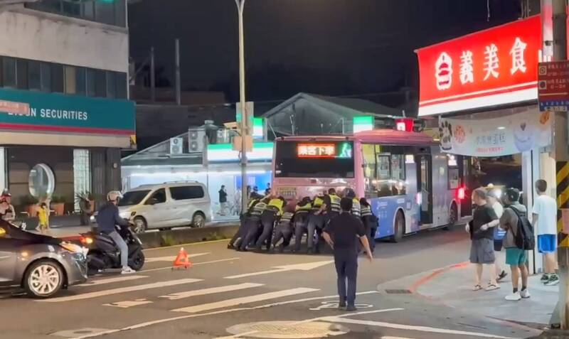 北市公車拋錨警局旁交通打結 12人神力小隊推車3分鐘排除